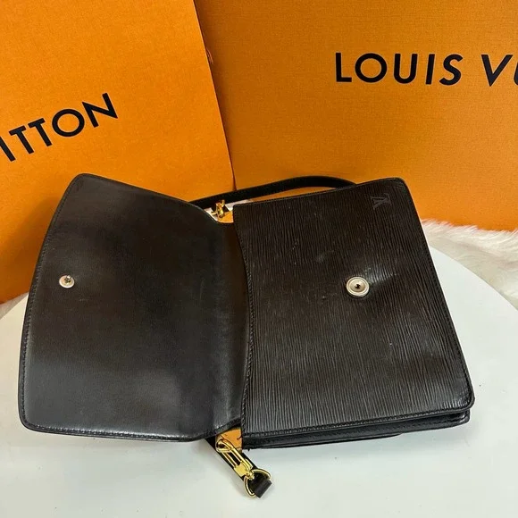 ✨Beautiful✨ Louis Vuitton Epi Leather Crossbody - Picture 5 of 11